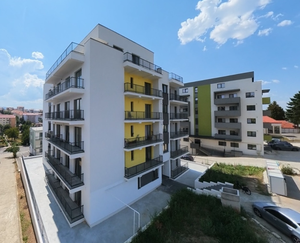 Imobil nou Corp B, Zalău — fațadă și zonă de parcare