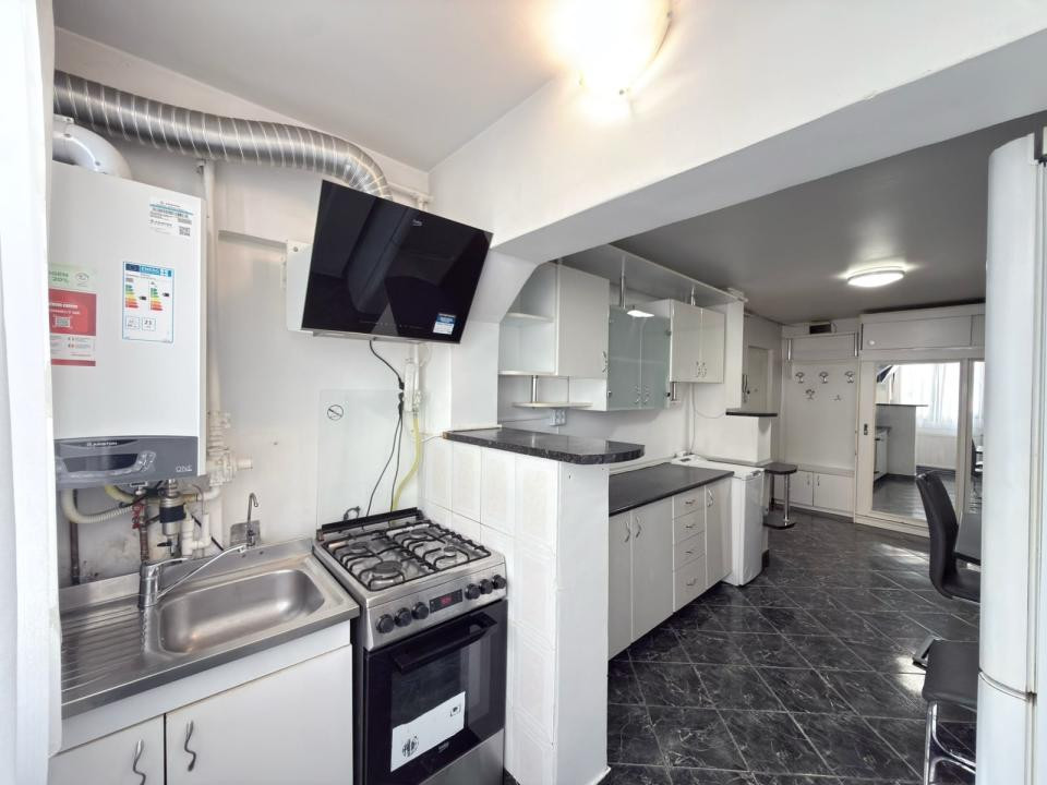 Inchiriere apartament 2 camere, str. Crisan, etaj 1, centrala proprie