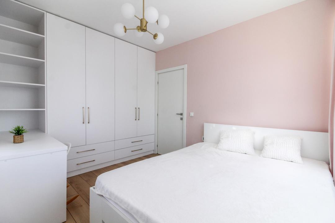 Apartament 3 camere, baie cu geam, zona Petrom Calea Baciului