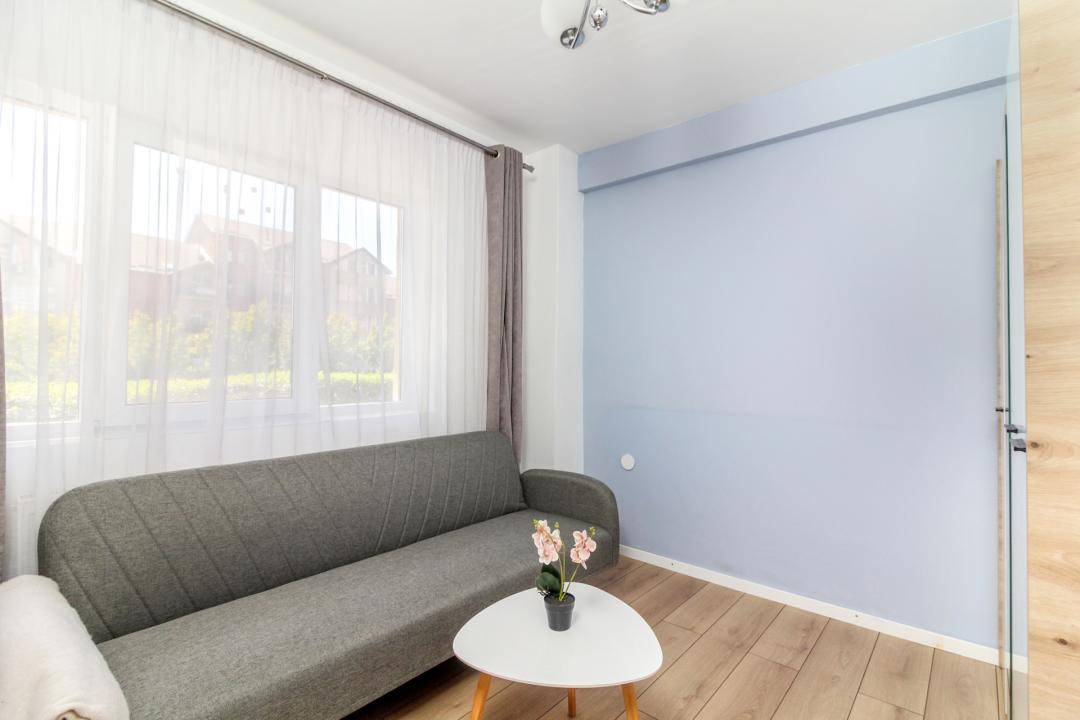 Apartament 3 camere, baie cu geam, zona Petrom Calea Baciului