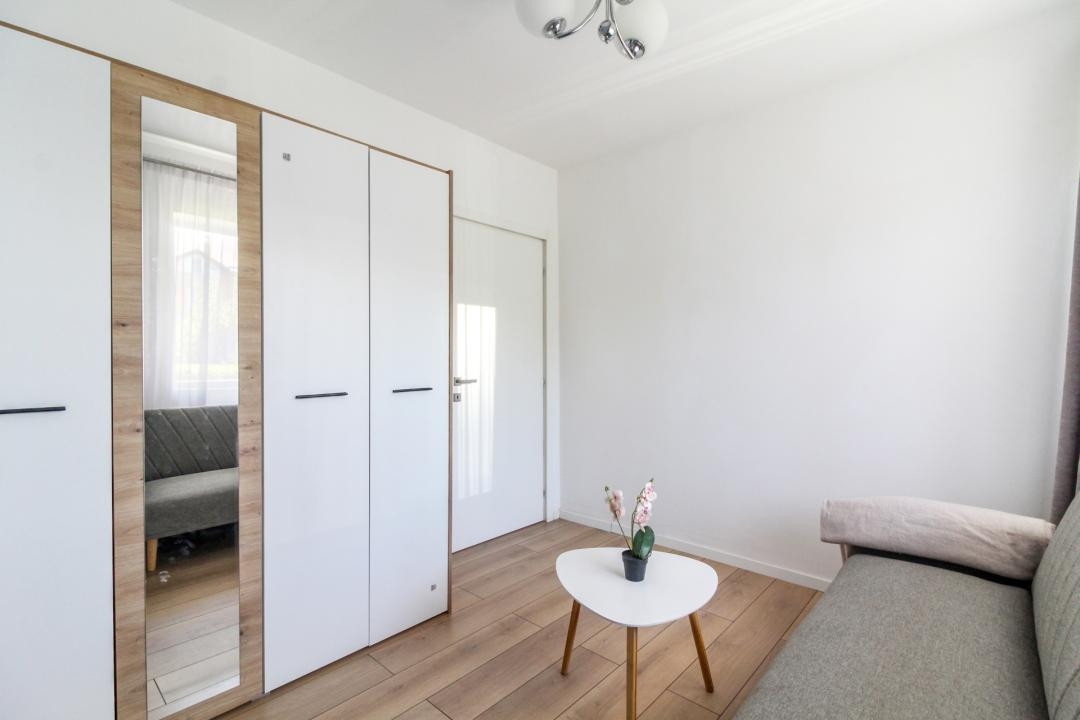 Apartament 3 camere, baie cu geam, zona Petrom Calea Baciului