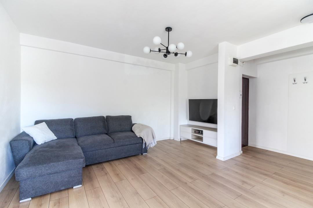 Apartament 3 camere, baie cu geam, zona Petrom Calea Baciului