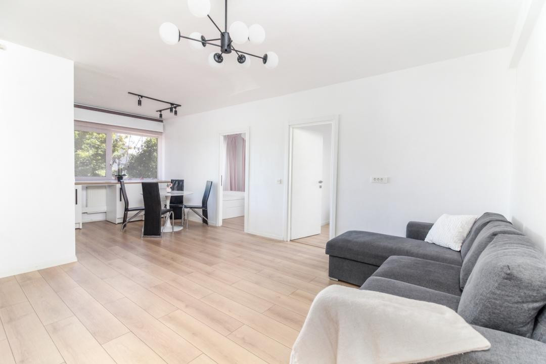 Apartament 3 camere, baie cu geam, zona Petrom Calea Baciului