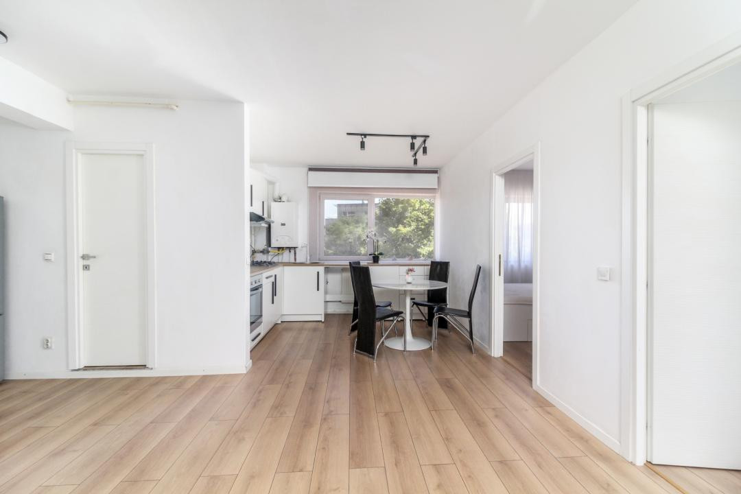 Apartament 3 camere, baie cu geam, zona Petrom Calea Baciului