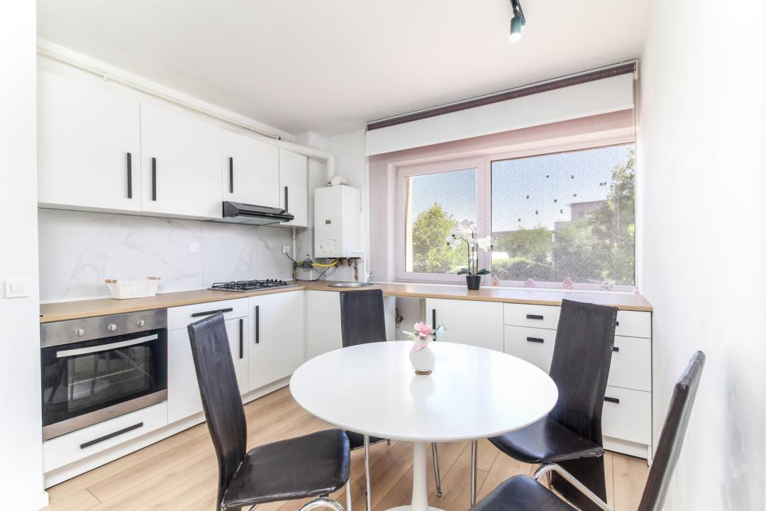Apartament 3 camere, baie cu geam, zona Petrom Calea Baciului
