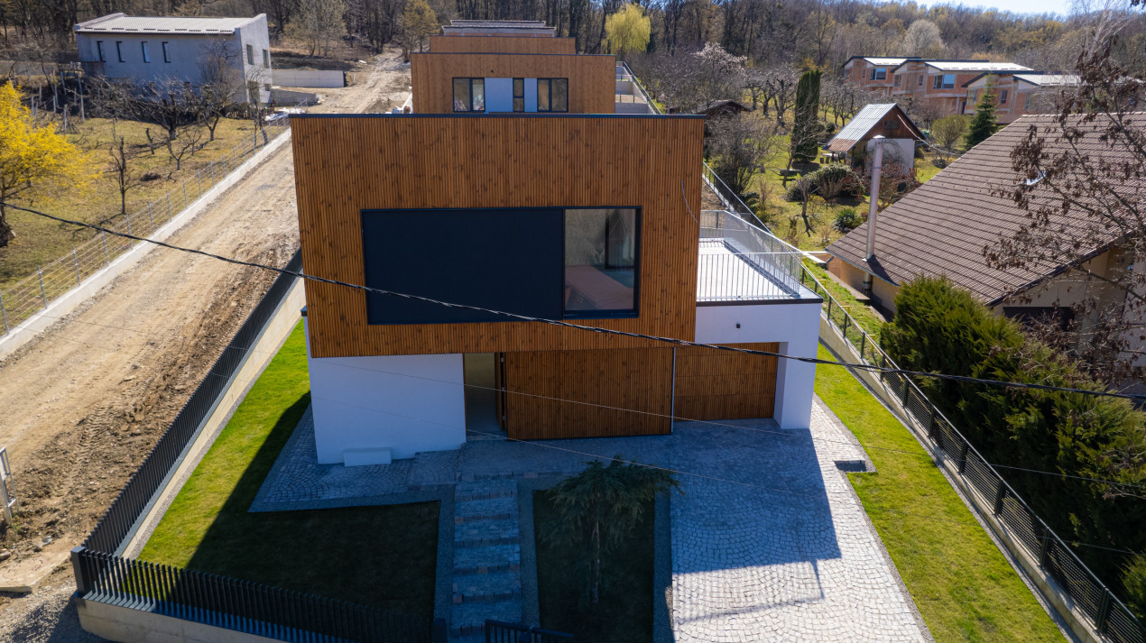 Vila exclusivista zona Episcopiei, garaj, incalzire in pardoseala, terasa