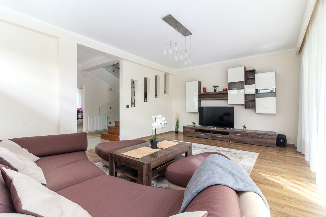 Casa LA CHEIE cu 5 camere si 4 bai, 200 mp, dormitoare mari, Buna Ziua