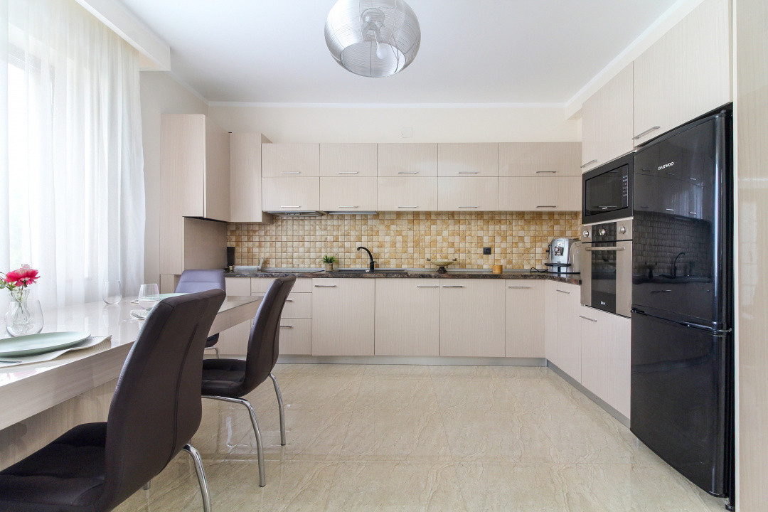 Casa LA CHEIE cu 5 camere si 4 bai, 200 mp, dormitoare mari, Buna Ziua