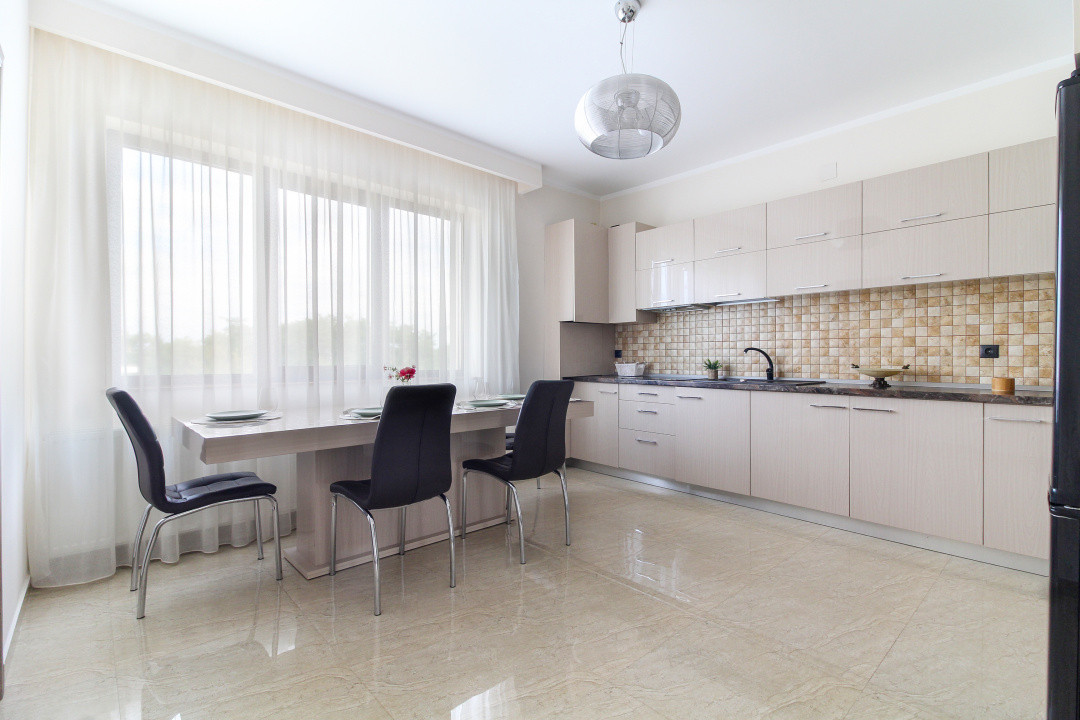 Casa LA CHEIE cu 5 camere si 4 bai, 200 mp, dormitoare mari, Buna Ziua