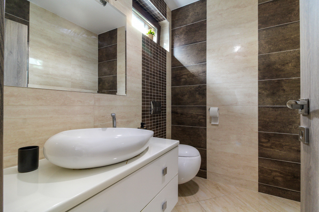 Casa LA CHEIE cu 5 camere si 4 bai, 200 mp, dormitoare mari, Buna Ziua