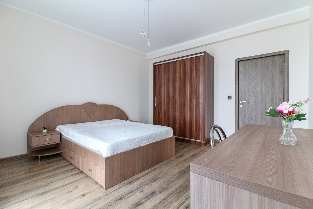 Casa LA CHEIE cu 5 camere si 4 bai, 200 mp, dormitoare mari, Buna Ziua