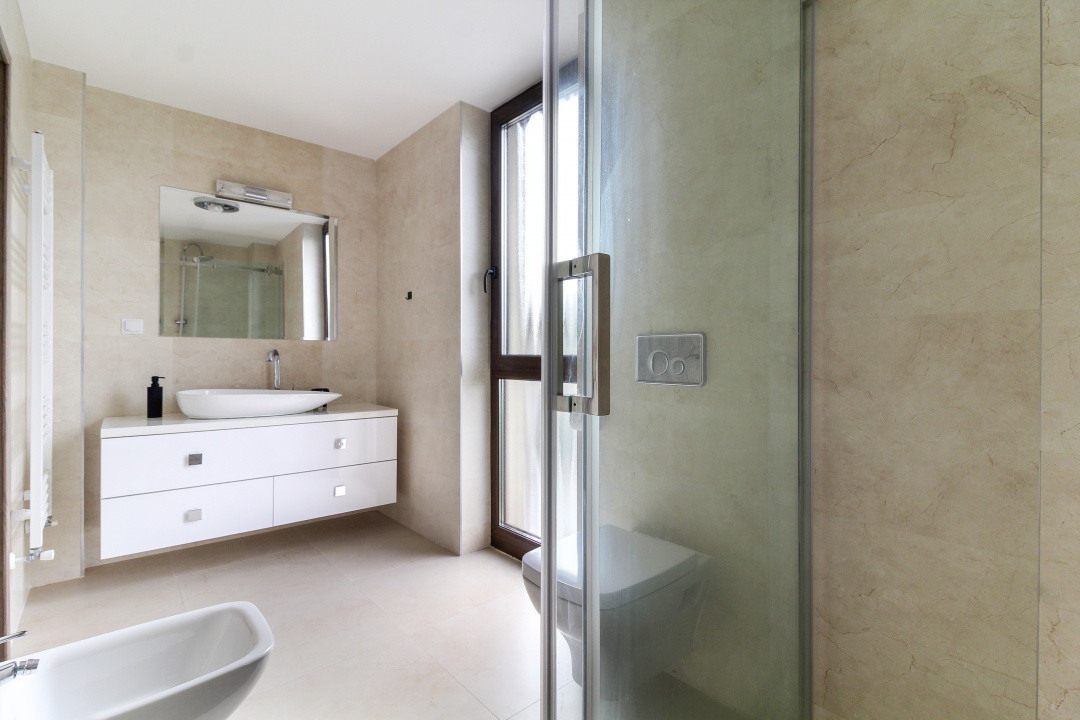 Casa LA CHEIE cu 5 camere si 4 bai, 200 mp, dormitoare mari, Buna Ziua