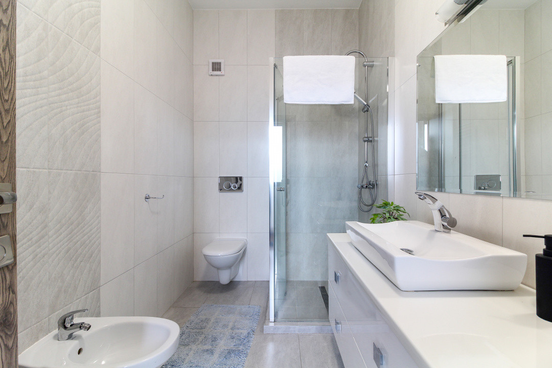 Casa LA CHEIE cu 5 camere si 4 bai, 200 mp, dormitoare mari, Buna Ziua