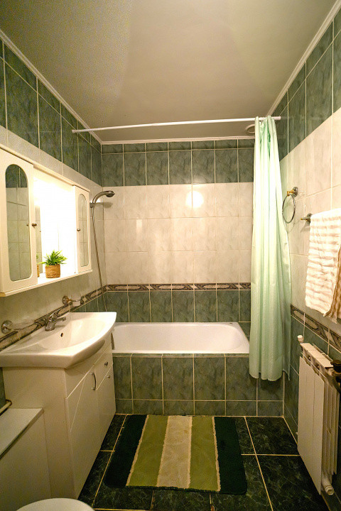 Apartament 5 camere, living, 2 bai, ideal pt. o familie numeroasa, 0% comision