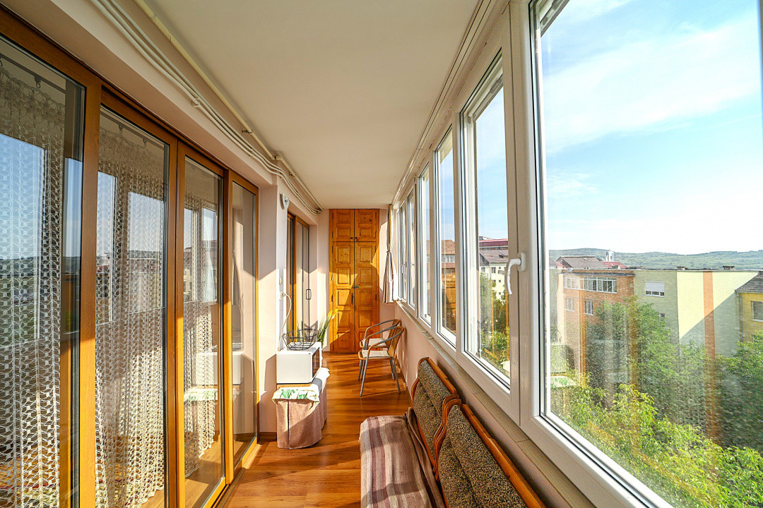 Apartament 5 camere, living, 2 bai, ideal pt. o familie numeroasa, 0% comision